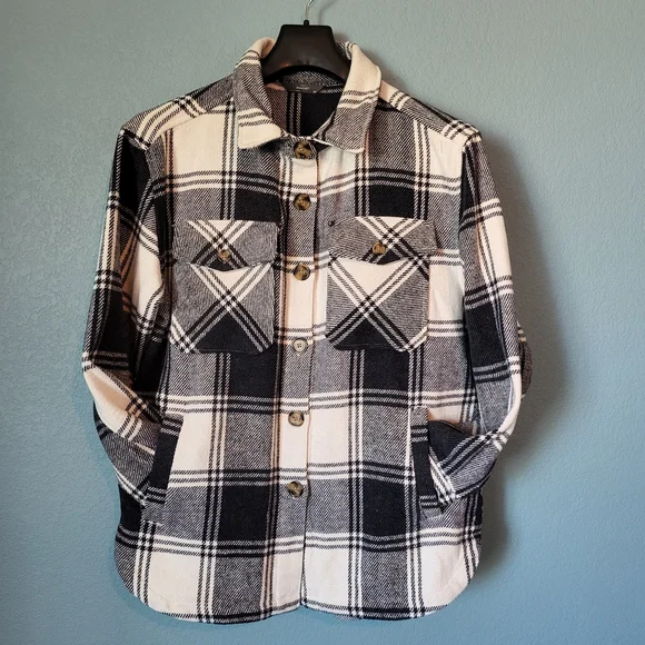 Black and White Plaid Button-Up Flannel Shacket With Pockets M - Picture 3 of 7